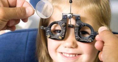 طبيب عيون: الصداع والزغللة المستمرة عند الأطفال سببها ضعف النظر