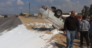 بالصور.. انقلاب سيارة بويات على طريق الإسماعيلية - بورسعيد وإصابة قائدها