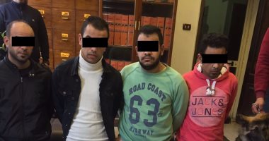 القبض على 3 أشقاء وعاطل بحوزتهم نصف كيلو حشيش وأسلحة بيضاء فى شقة بالزيتون