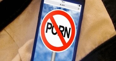 بريطانيا تهدد المواقع الإباحية بالحظر لمنع الأطفال من تصفحها