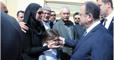 بالصور..وزير الداخلية يقدم واجب العزاء لزوجة وابنة شهيد سيناء