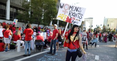 بالصور.. احتجاجات ضد سياسة ترامب فى لوس أنجلوس خلال " يوم بلا امرأة"