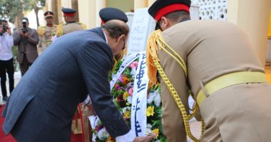 محافظ القاهرة وقائد المنطقة المركزية يضعان إكليل زهور على مقابر الشهداء
