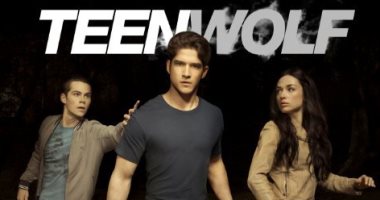 أبطال مسلسل "Teen Wolf" يلتقطون صورة تذكارية بمناسبة تقديمهم 100 حلقة