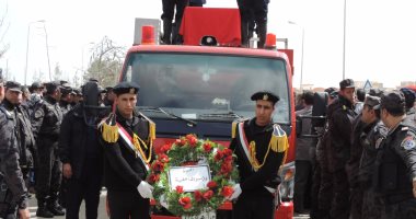 بالصور.. مدير أمن الإسكندرية يتقدم جنازة الشهيد مهيد الهوارى