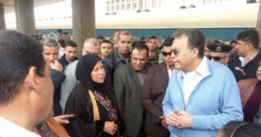 بالصور.. وزير النقل يجرى جولة مفاجئة بمحطة مصر ويعد الركاب بانتظام مواعيد القطارات