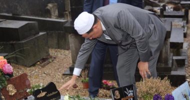 بالصور.. رئيس أئمة المسلمين بفرنسا يزور قبر كاهن نورماندى المذبوح