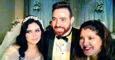 أدمن "أسف ياريس" ينشر صورة بصحبة رولا خرسا من حفل زفافه