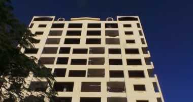 بالفيديو والصور.. إزالة الطوابق المخالفة من الأبراج السكنية بكورنيش بأسوان