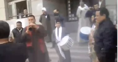 بالفيديو.. مشرفو إسكان بنى سويف يحتفلون بالمزمار بعد إيقاف وكيل الوزارة عن العمل