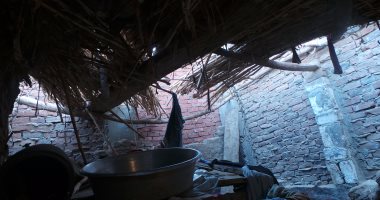 بالصور.. مأساة أسرة فقيرة تحتاج لعلاج ابنتها وبناء منزلها بسوهاج