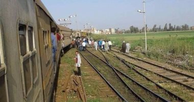 بالصور .. خروج عربة من قطار قلين - كفر الشيخ عن القضبان دون إصابات