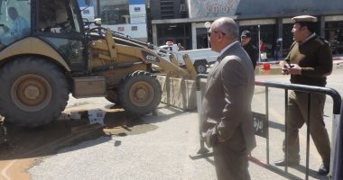 مدير أمن أسوان يتفقد موقع كسر ماسورة مياه أمام مجمع المحاكم 
