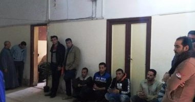 تجمهر المواطنين أمام مستشفى تلا المركزى عقب وفاة مواطنة مضربة عن الطعام