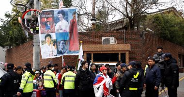 بالصور.. مظاهرات مؤيدة لرئيسة كوريا الجنوبية المعزولة أمام منزلها فى سول