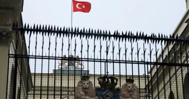 شاهد أولى لقطات رفع أنصار أردوغان علم تركيا فوق قنصلية هولندا باسطنبول