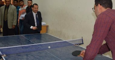بالصور.. رئيس جامعة بورسعيد يشارك طلاب "صيدلة" لعبة التنس طاوله