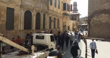 بالصور.. أمن القاهرة يرفع إشغالات شارع المعز وتشغيل سيارات لنقل المواطنين