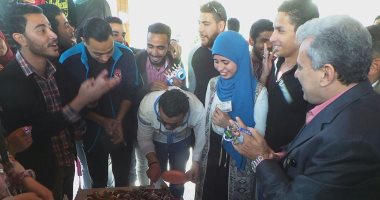 جابر نصار يشارك طالبين الاحتفال بعيد ميلادهما ويهديهما 400 جنيه