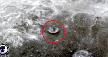 ديلى ميل: العثور على جسم غريب على سطح القمر 