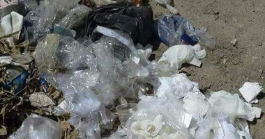بالصور.. شكوى من تراكم القمامة بشوارع قرية "كوم العرب" فى سوهاج 