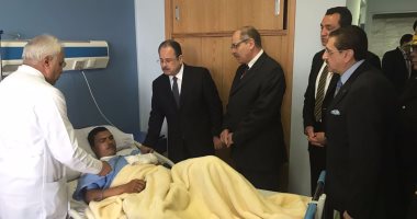 بالصور..وزير الداخلية يزور مصابى العمليات الإرهابية بسيناء فى مستشفى الشرطة