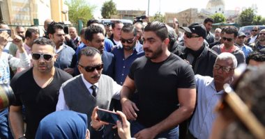 بالصور.. خالد سليم يصل مسجد السيدة نفيسة لتشييع جثمان والده