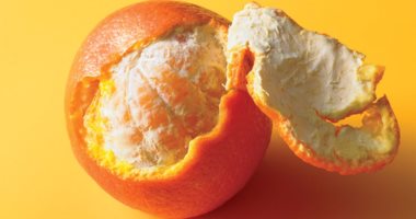4 وصفات طبيعية بقشر البرتقال للعناية بالبشرة.. "يخلصك من الرؤوس السوداء"