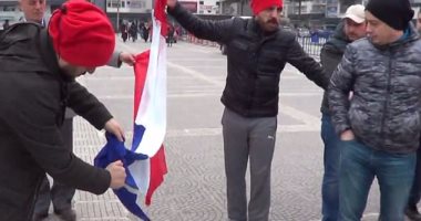 بالصور ديلى ميل أنصار أردوغان يحرقون علم فرنسا بالخطأ بدل ا