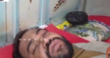 بالفيديو.. مأساة أب ببنى سويف طريح الفراش عشر سنوات عقب إصابته بجلطة بالمخ