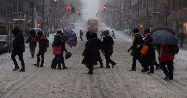 بالصور إلغاء رحلات  جوية وإغلاق مدارس مع بدء عاصفة ثلجية فى شمال شرق أمريكا