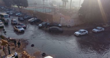 بالصور..غرق الشوارع المحيطة بنادى التوفيقية بالمهندسين بسبب كسر ماسورة مياه