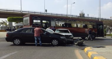 بالصور.. إصابة أسرة من 5 أفراد فى تصادم سيارتين بمطار القاهرة