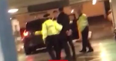 بالفيديو.. اعتقال لاعب ليفربول السابق أمام مطعم "كباب"