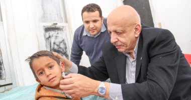 التضامن": توزيع 60 سماعة طبية للمرضى بمدينة دهب