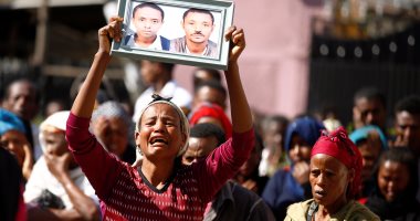 بالصور.. أسر ضحايا مكب نفايات إثيوبيا يحتشدون فى موقع الحادث