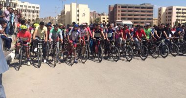 البيئة تدرس برنامج لتأجير "الدراجات" لطلاب وأعضاء هيئة تدريس جامعة الفيوم