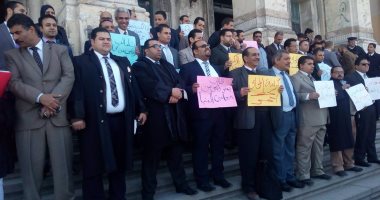 المحامون بالإسكندرية ينظمون وقفة احتجاجية لحبس أحد الأعضاء بالمنيا
