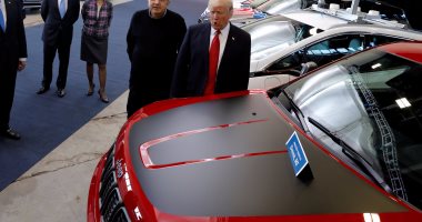 بالصور.. دونالد ترامب يتفقد مصانع السيارات الأمريكية فى ولاية ميشيجان