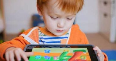 متلازمة الشاشة الإلكترونية.. تعرف عليها وكيف تؤدى إلى التوحد عند الأطفال؟