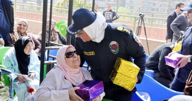 بالصور.. "أمن القاهرة" يقدم الورود للسيدات المسنات بيوم المرأة المصرية 