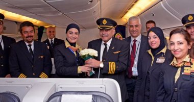 رئيس مصر للطيران للخطوط الجوية يكرم الطيار أمحتب نصار لبلوغه سن التقاعد