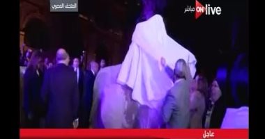بالفيديو.. وزيرا السياحة والآثار يرفعان الستار عن تمثال "بسماتيك الأول"