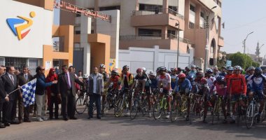 بالصور .. محافظ بنى سويف يطلق إشارة بدء مسابقة الجمهورية للدراجات