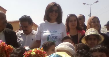 وزيرة الهجرة والكابتن أحمد حسن يشهدان عروضا استعراضية للأطفال بالمنيا