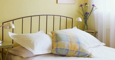 "شباك سريرك" هل يخدم طاقتك؟ 4 أخطاء فى اختيار تصميم وشكل السرير 