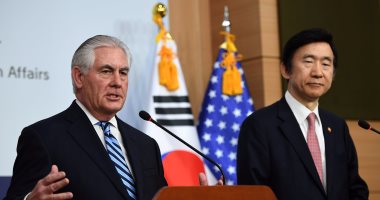 بالصور.. وزير الخارجية الأمريكية يزور المنطقة العازلة المتوترة بين الكوريتين