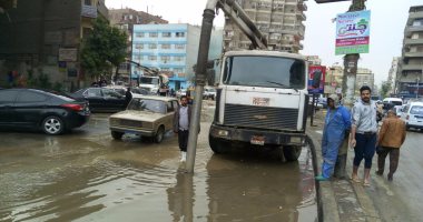 "صرف القاهرة" تدفع بسيارات لشفط المياه من ميدان حلمية الزيتون
