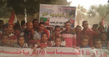 بالفيديو والصور .. محافظ الوادى الجديد يشارك فى مسيرة بيت العيلة المصرية بالداخلة 