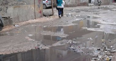 بالصور.. شارع المنشية بالشرقية يغرق فى مياه الصرف الصحى